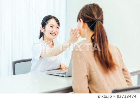 顔をチェックする白衣の女性 82733474
