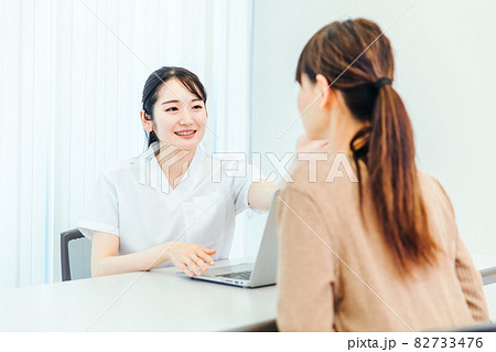 顔をチェックする白衣の女性 82733476