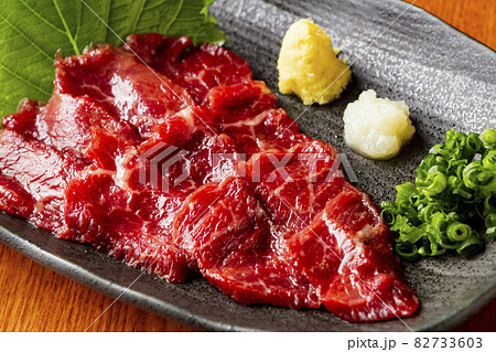 盛り付けられた馬刺し 盛り付けられた馬刺し 82733603