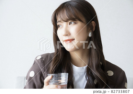 水を飲む女性のポートレート 82733807
