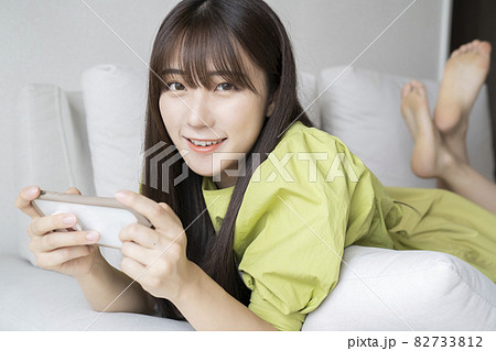 スマホで動画を見る女性 82733812