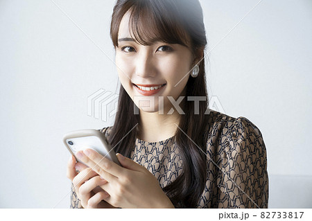 スマホを操作する女性 82733817