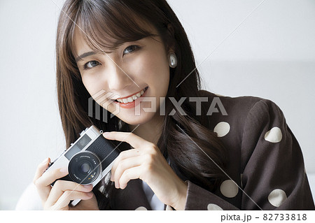 カメラとおしゃれな女性のポートレート 82733818