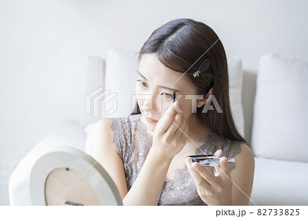 メイクをする女性 82733825