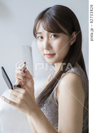 メイクをする女性 82733826