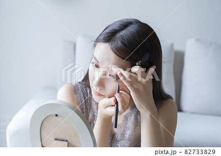 メイクをする女性 82733829