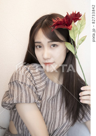 花と女性のポートレート 82733842