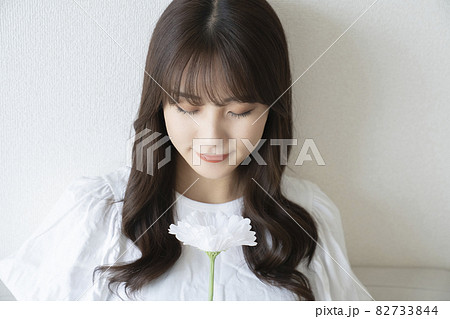 花と女性のポートレート 82733844