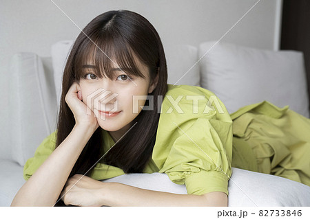 ソファでくつろぐ女性 82733846