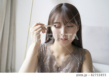 メイクをする女性 82733855