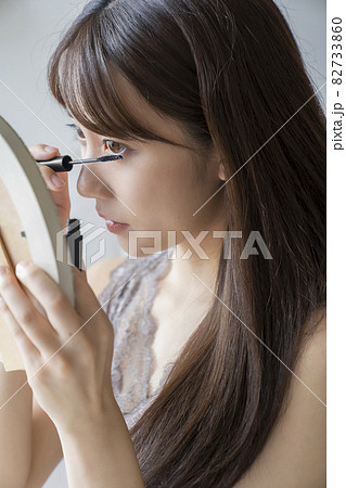 メイクをする女性 82733860