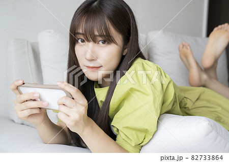 スマホで動画を見る女性 スマホで動画を見る女性 82733864