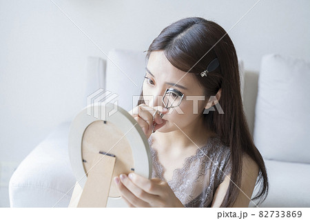 メイクをする女性 82733869