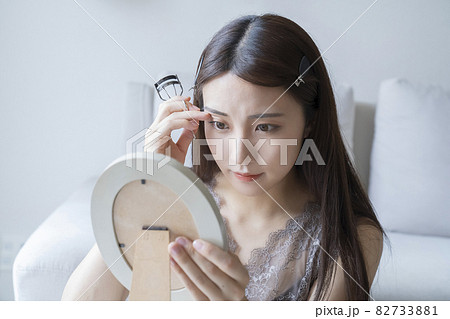 メイクをする女性 82733881
