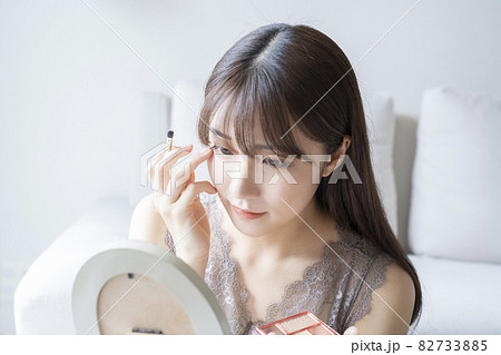 メイクをする女性 メイクをする女性 82733885
