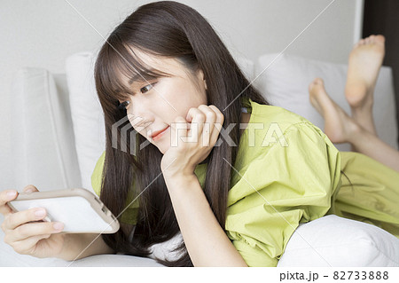 スマホで動画を見る女性 82733888