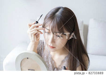 メイクをする女性 82733889