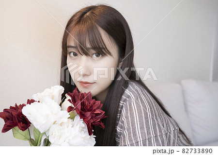 花と女性のポートレート 82733890