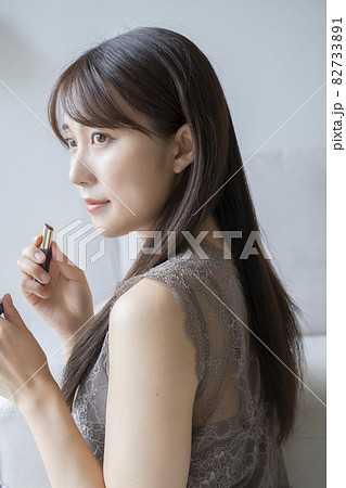 メイクをする女性 82733891