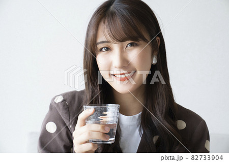 水を飲む女性のポートレート 水を飲む女性のポートレート 82733904