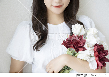 花を持つ女性の手元の写真素材