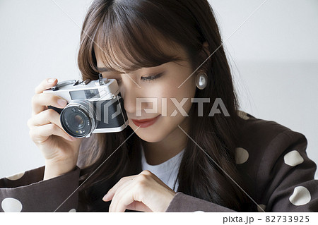 カメラとおしゃれな女性のポートレート 82733925
