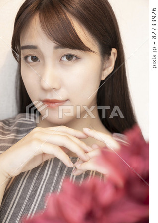 花と女性のポートレート 82733926