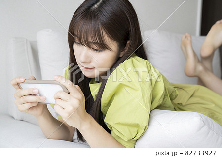 スマホで動画を見る女性 82733927