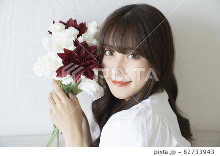 花と女性のポートレート 82733943