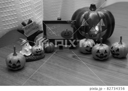 ハロウィンオレンジ色の可愛いカボチャ ハロウィンオレンジ色の可愛いカボチャ 82734356