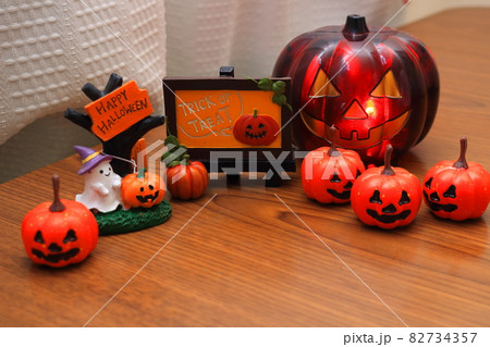 ハロウィンオレンジ色の可愛いカボチャ ハロウィンオレンジ色の可愛いカボチャ 82734357