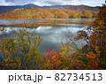 紅葉の桧原湖 82734513