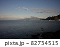 富士山と駿河湾秋の朝 82734515