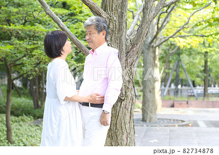 品川を散歩しながら仲良くくっついて会話するシニアカップル 品川を散歩しながら仲良くくっついて会話するシニアカップル 82734878