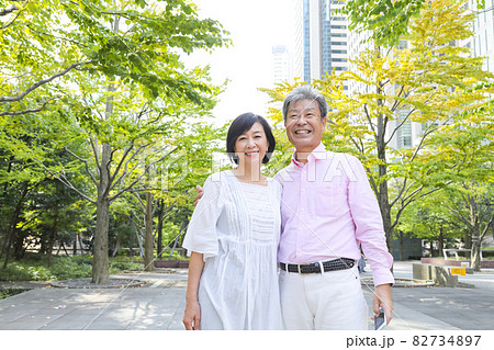 品川を散歩しながら仲良くくっついて会話するシニアカップルの写真素材 82734897 Pixta
