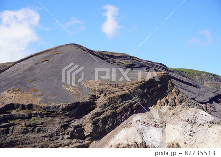 火山の地層と噴火跡、宮城県刈田郡蔵王町蔵王お釜 火山の地層と噴火跡、宮城県刈田郡蔵王町蔵王お釜 82735513