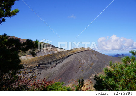 火山の地層と噴火跡、宮城県刈田郡蔵王町蔵王お釜 82735899