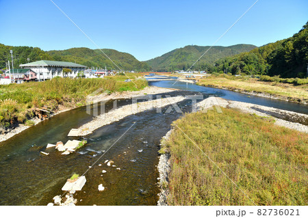 海ノ口大橋／千曲川より下流(南牧村役場)方向を望む(長野県南牧村)【2021.10】 82736021