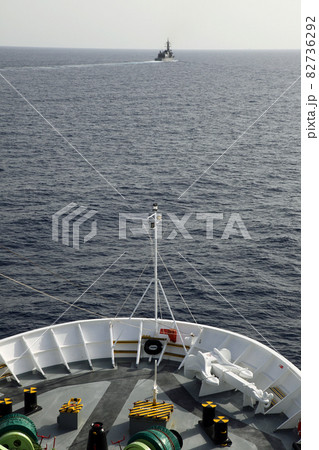 クルーズ船から海賊対策の護衛艦を望む 82736292