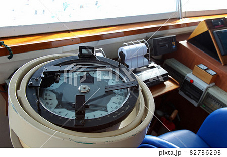 クルーズ船の操舵室の計器類 82736293