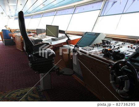 クルーズ船の操舵室の計器類 82736295