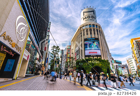 日本の東京都市景観　神南一丁目のスクランブル交差点やモディなどを望む 82736426