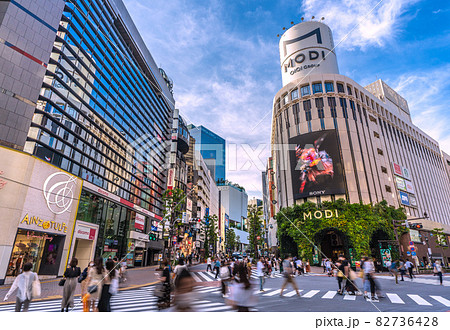 日本の東京都市景観　神南一丁目のスクランブル交差点やモディなどを望む 82736428
