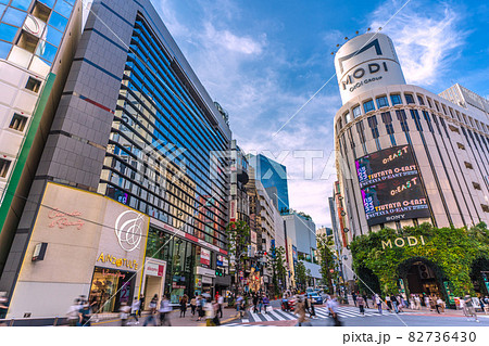 日本の東京都市景観　神南一丁目のスクランブル交差点やモディなどを望む 82736430