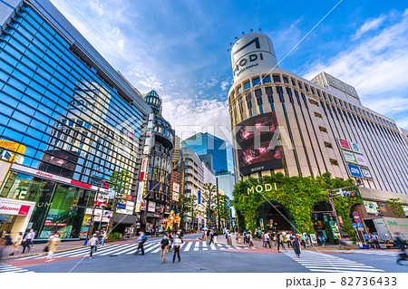 日本の東京都市景観　神南一丁目のスクランブル交差点やモディなどを望む 82736433