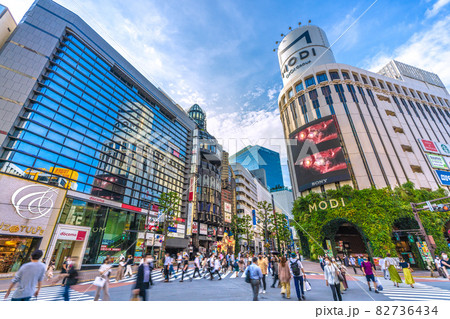 日本の東京都市景観　神南一丁目のスクランブル交差点やモディなどを望む 82736434