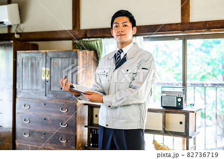 作業着の男性 82736719