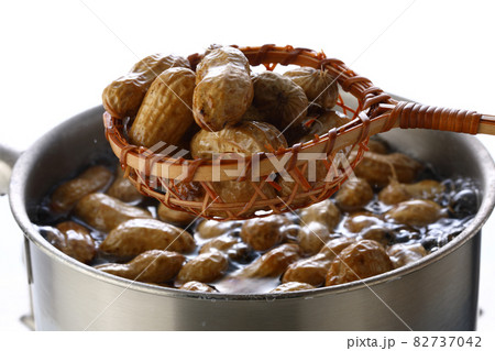 鍋で塩茹でしている落花生 82737042