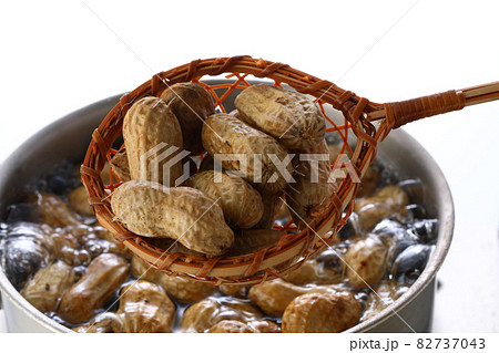 鍋で塩茹でしている落花生 82737043