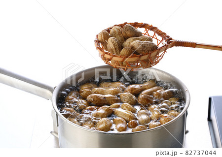 鍋で塩茹でしている落花生 鍋で塩茹でしている落花生 82737044